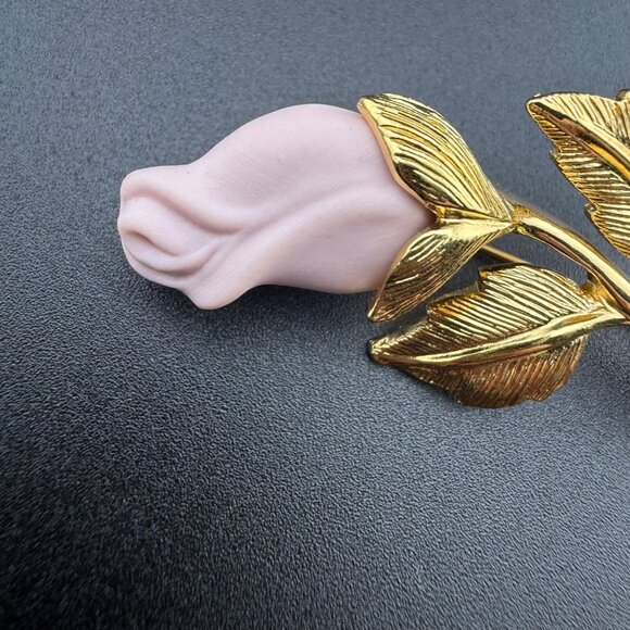 Avon Rose Brooch Gold-Tone Metal Pink Porcelain Flower Pin Floral Design Vintage - Picture 3 of 6